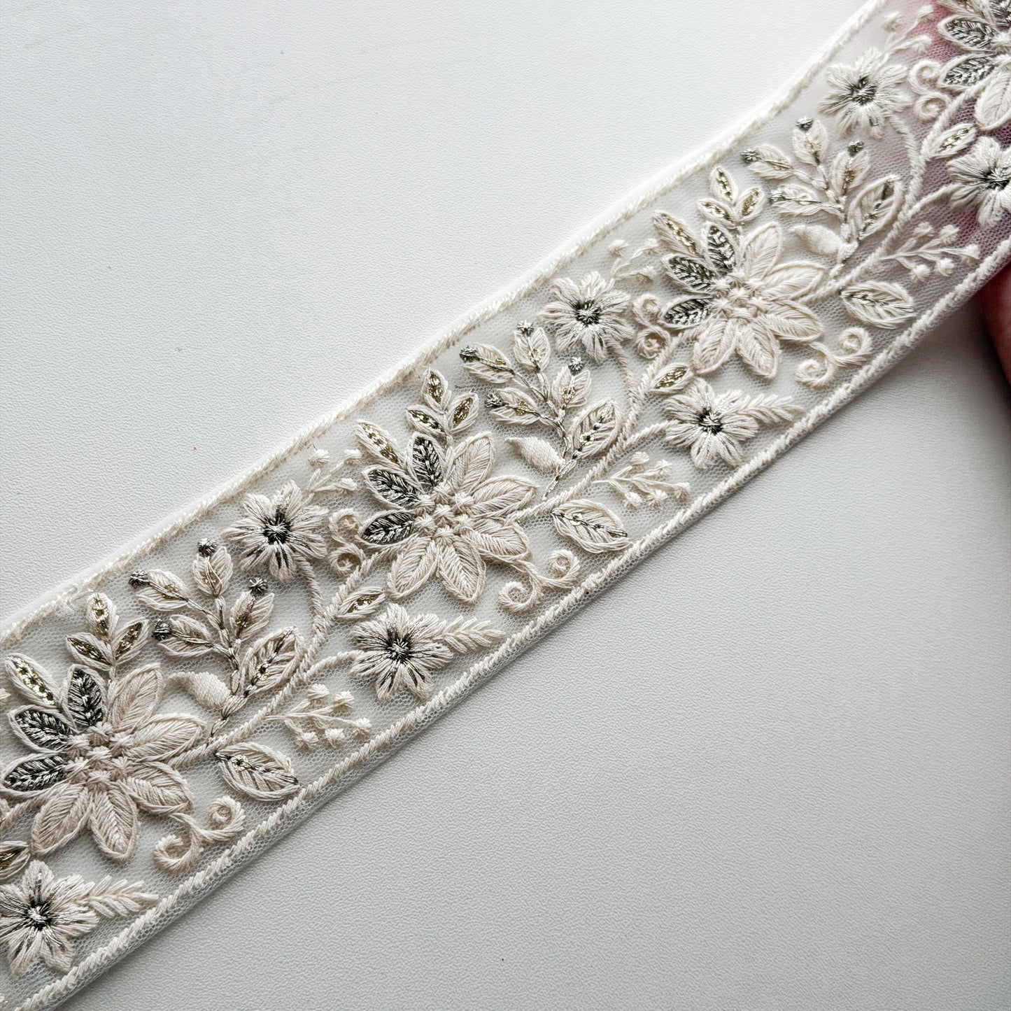 S399 インド刺繍リボン 6cm幅 チュール