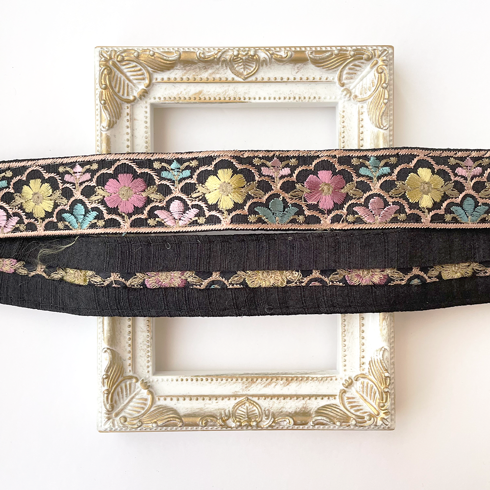 924 【 幅：3cm 】 インド刺繍リボン　ブラック　布地　イエロー　ブルー　ピンク