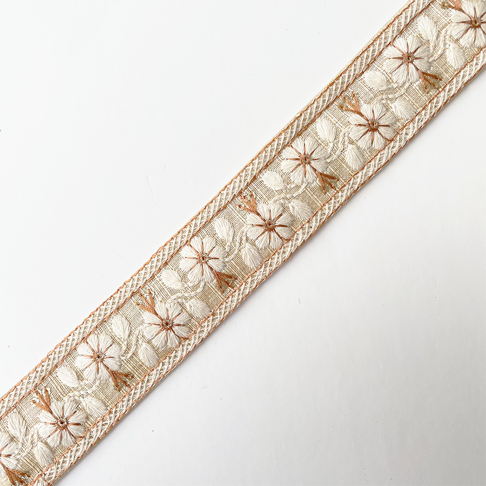 959 【 幅：3cm 】 インド刺繍リボン　クリーム　布地　ホワイト