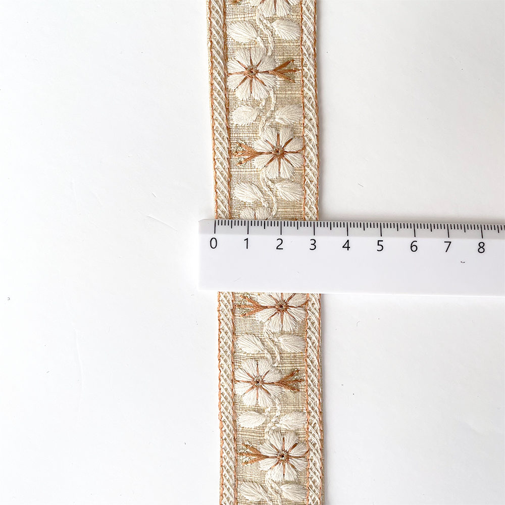 959 【 幅：3cm 】 インド刺繍リボン　クリーム　布地　ホワイト