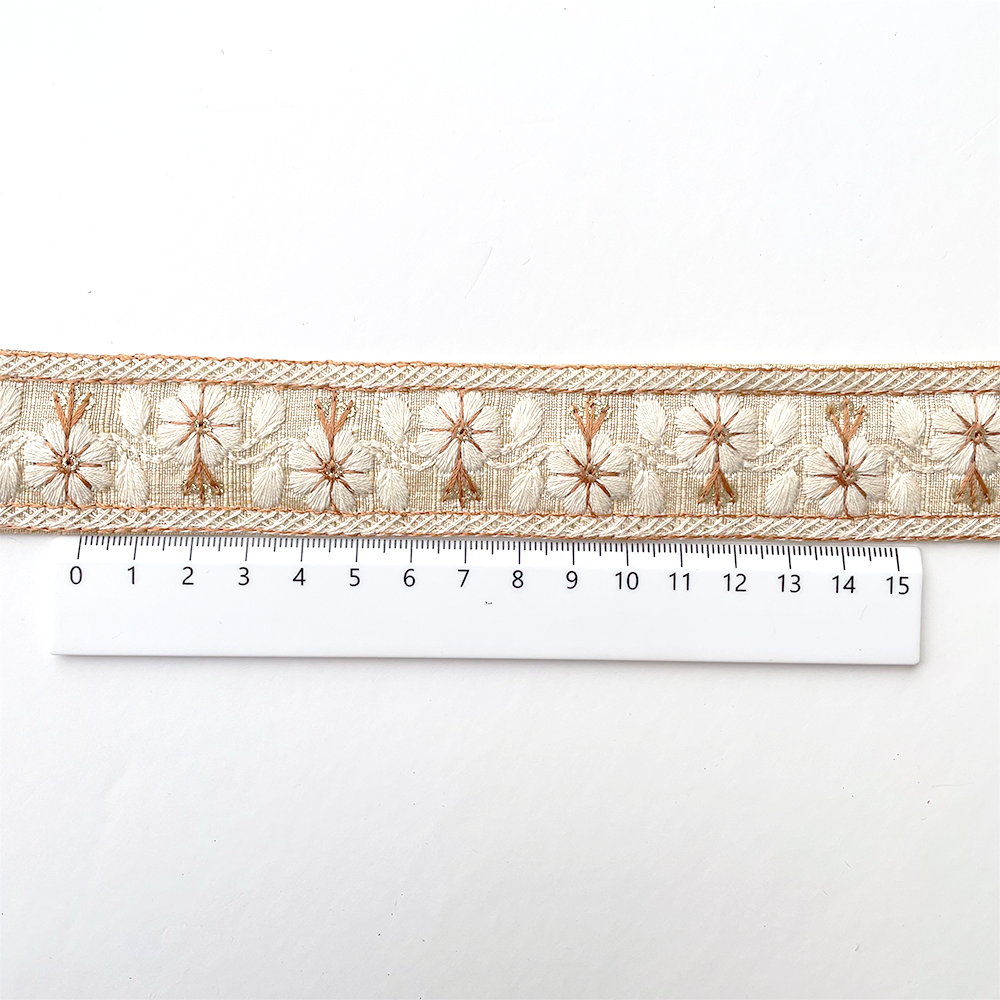 959 【 幅：3cm 】 インド刺繍リボン　クリーム　布地　ホワイト