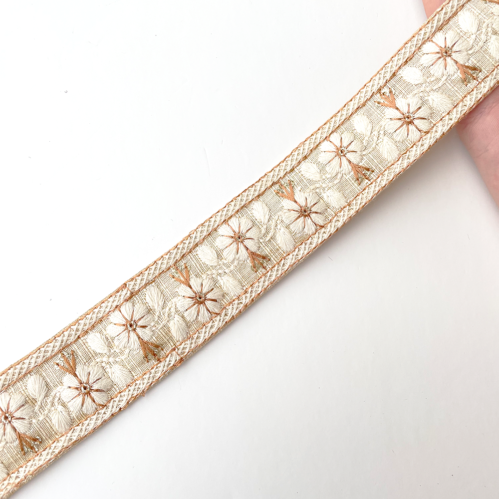 959 【 幅：3cm 】 インド刺繍リボン　クリーム　布地　ホワイト