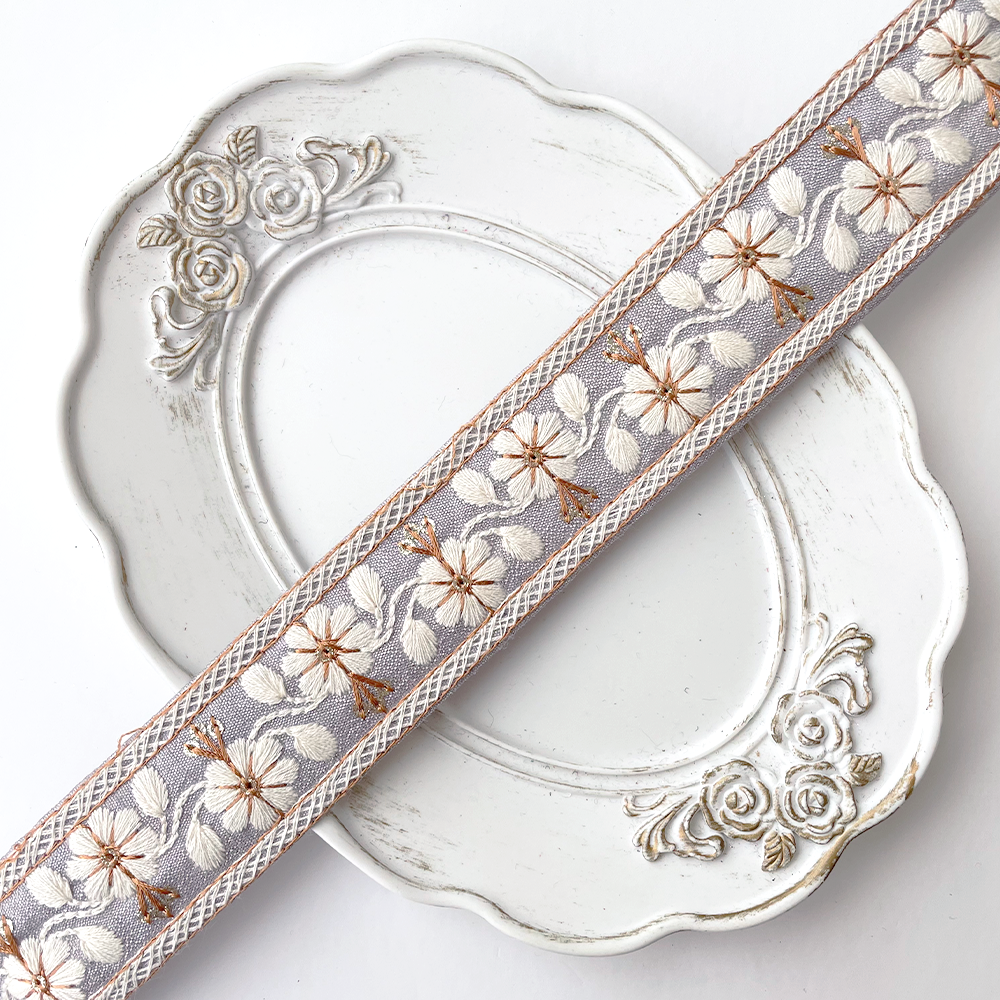 961 【 幅：3cm 】 インド刺繍リボン　薄紫　布地　ホワイト　ベージュ