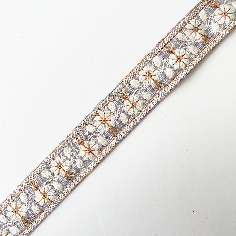 961 【 幅：3cm 】 インド刺繍リボン　薄紫　布地　ホワイト　ベージュ
