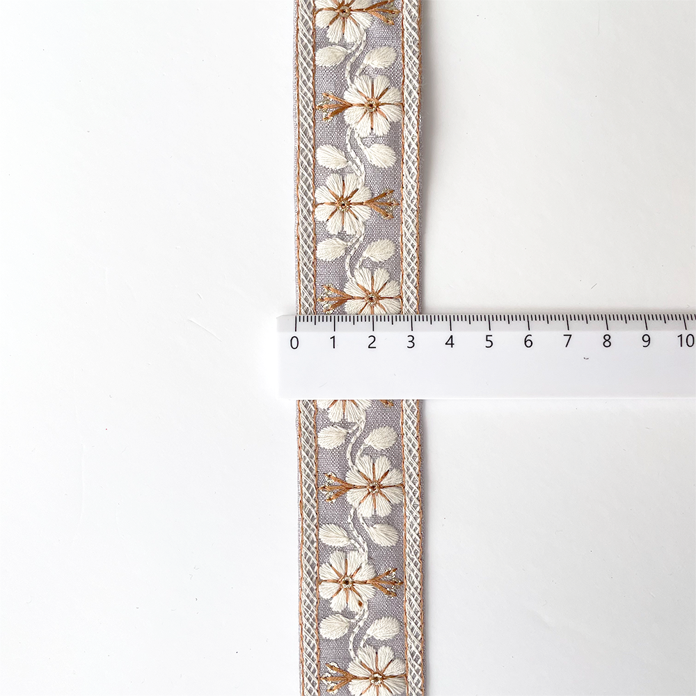 961 【 幅：3cm 】 インド刺繍リボン　薄紫　布地　ホワイト　ベージュ