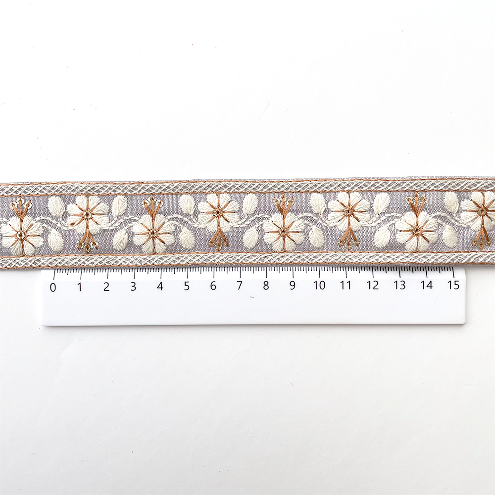 961 【 幅：3cm 】 インド刺繍リボン　薄紫　布地　ホワイト　ベージュ