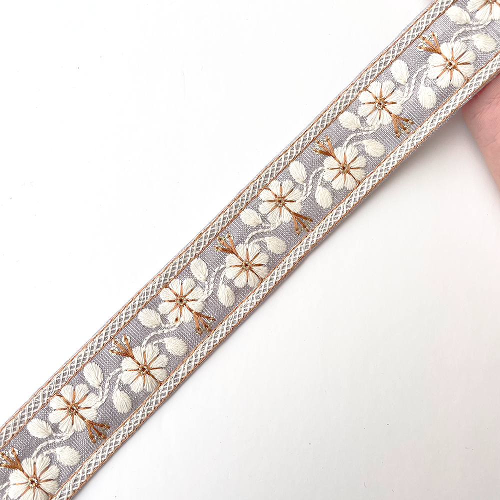 961 【 幅：3cm 】 インド刺繍リボン　薄紫　布地　ホワイト　ベージュ