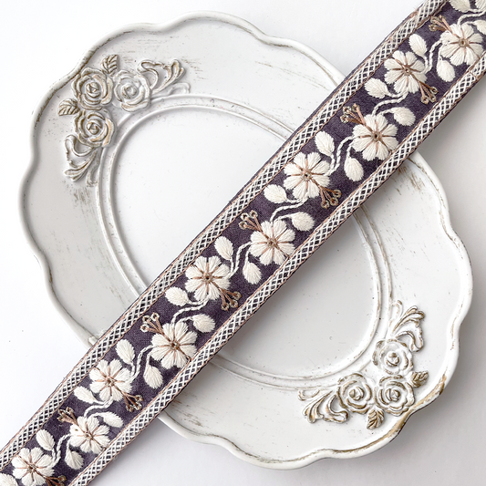 962 【 幅：3cm 】 インド刺繍リボン　パープル　布地　ホワイト　ベージュ