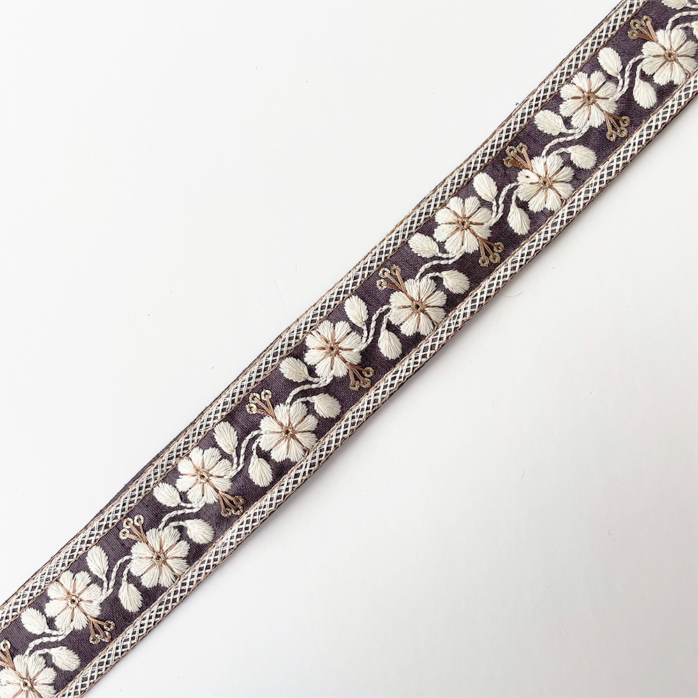 962 【 幅：3cm 】 インド刺繍リボン　パープル　布地　ホワイト　ベージュ