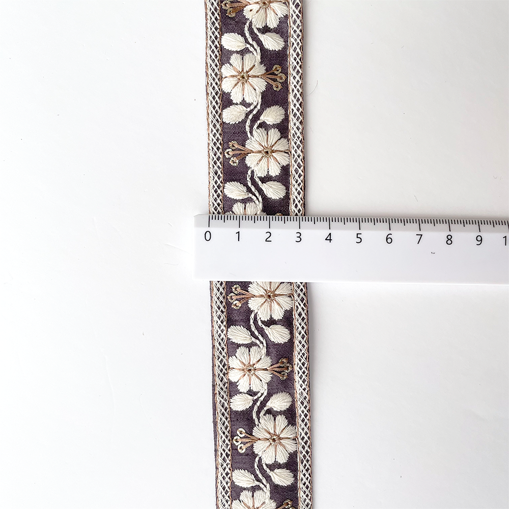 962 【 幅：3cm 】 インド刺繍リボン　パープル　布地　ホワイト　ベージュ
