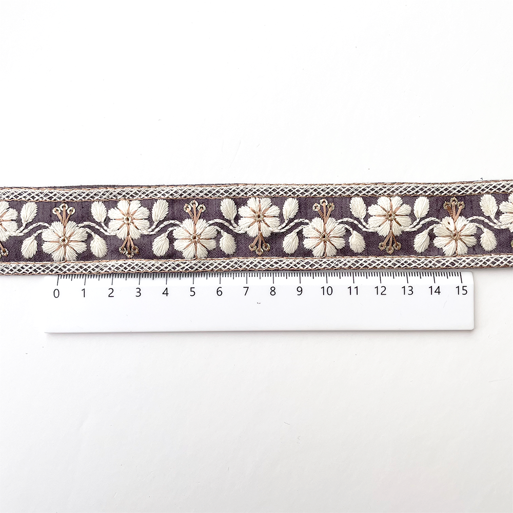 962 【 幅：3cm 】 インド刺繍リボン　パープル　布地　ホワイト　ベージュ