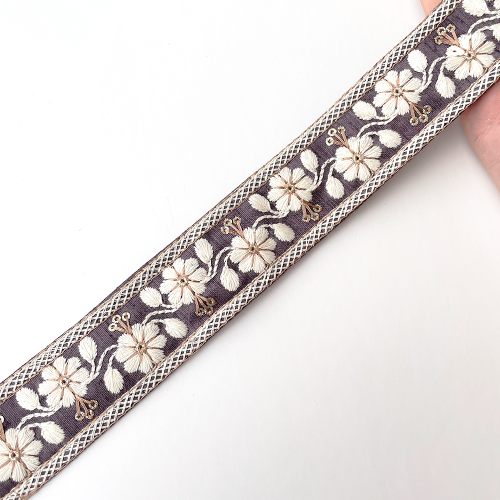 962 【 幅：3cm 】 インド刺繍リボン　パープル　布地　ホワイト　ベージュ