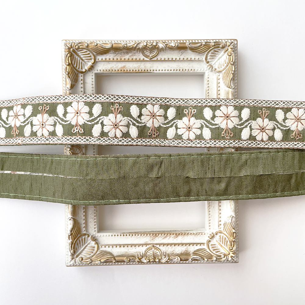 964 【 幅：3cm 】 インド刺繍リボン　抹茶　布地　ホワイト　ベージュ