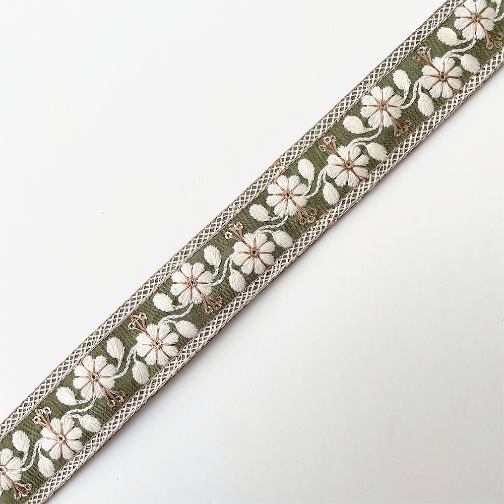 964 【 幅：3cm 】 インド刺繍リボン　抹茶　布地　ホワイト　ベージュ
