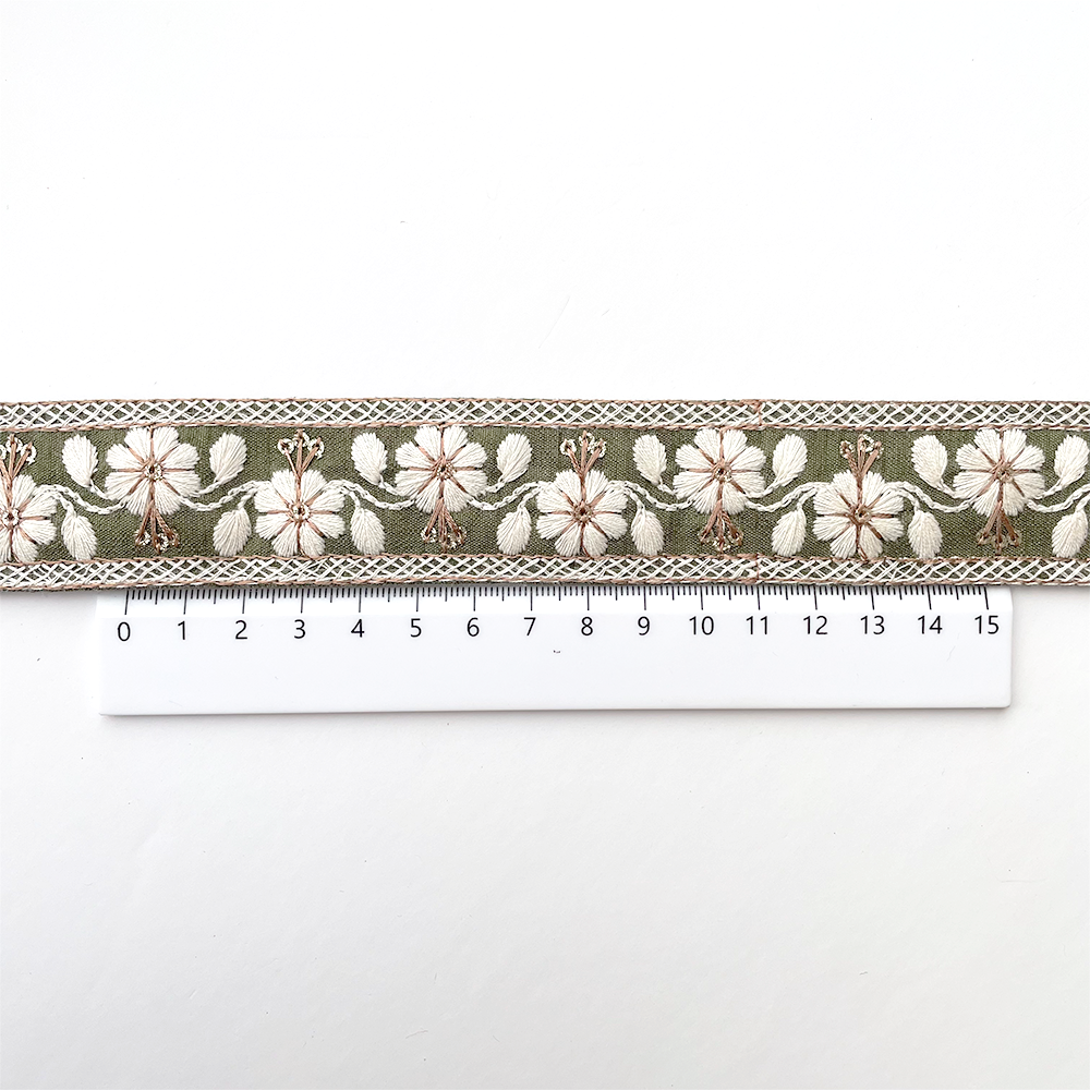 964 【 幅：3cm 】 インド刺繍リボン　抹茶　布地　ホワイト　ベージュ