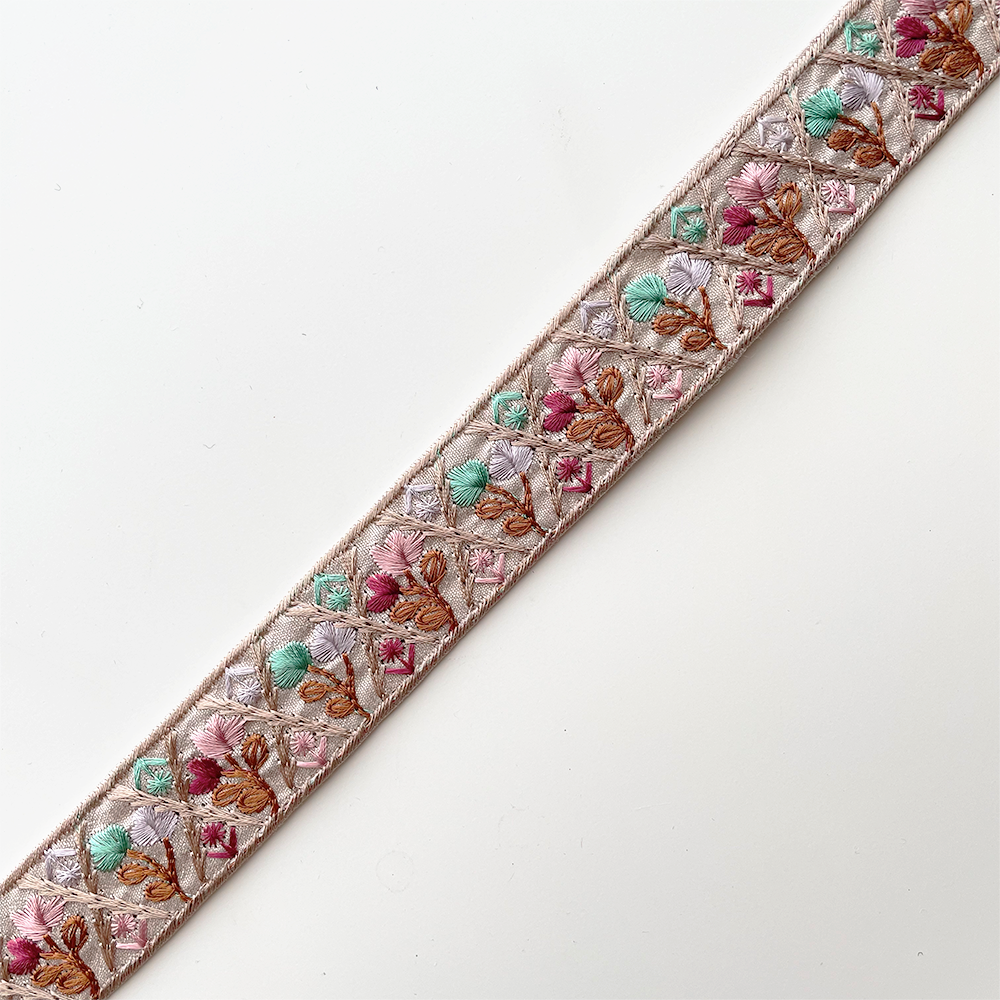 979 【 幅：3cm 】 インド刺繍リボン　ベージュ　布地　ミント　ブラウン　ピンク