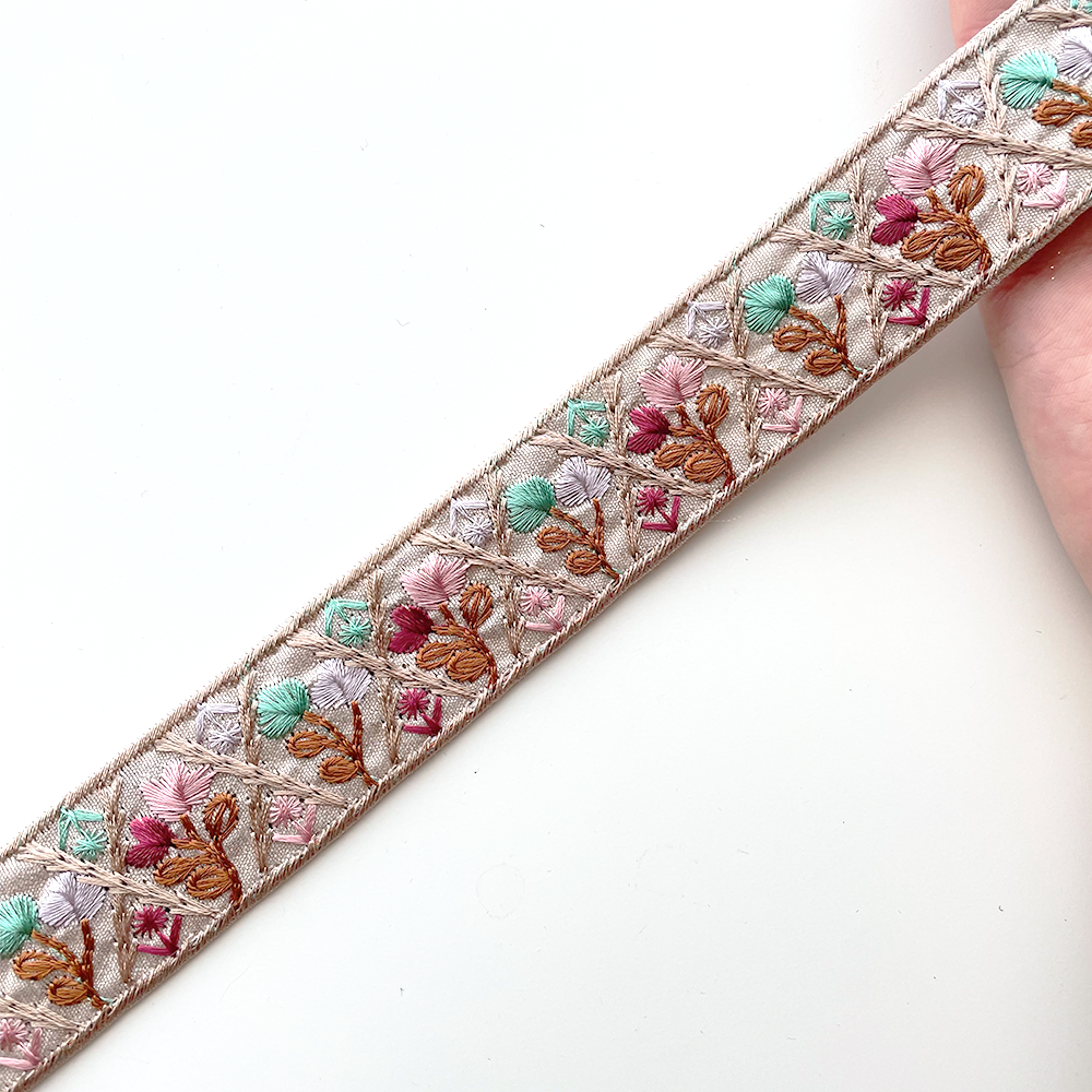 979 【 幅：3cm 】 インド刺繍リボン　ベージュ　布地　ミント　ブラウン　ピンク