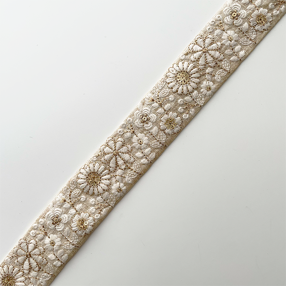 984 【 幅：3.5cm 】 インド刺繍リボン　クリーム　布地　ホワイト　ゴールド