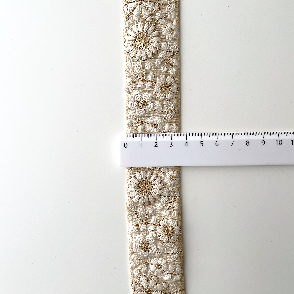 984 【 幅：3.5cm 】 インド刺繍リボン　クリーム　布地　ホワイト　ゴールド