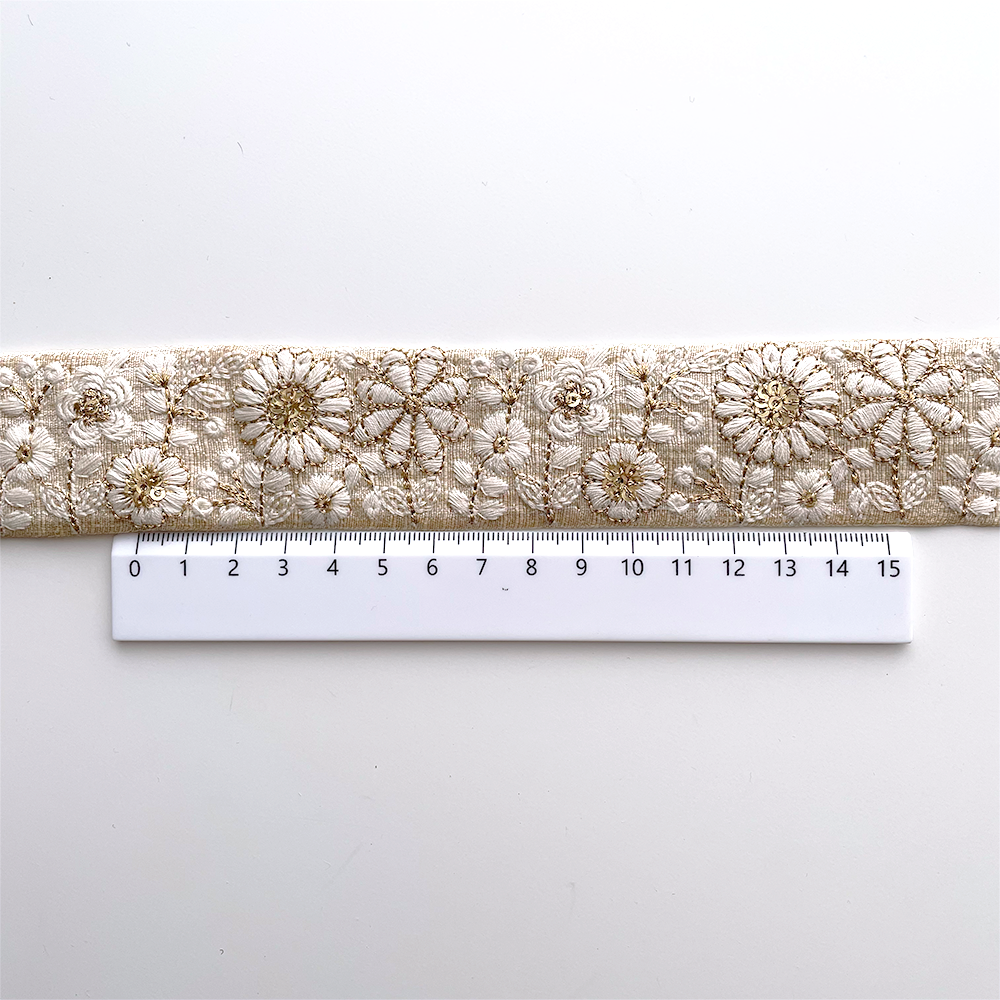 984 【 幅：3.5cm 】 インド刺繍リボン　クリーム　布地　ホワイト　ゴールド