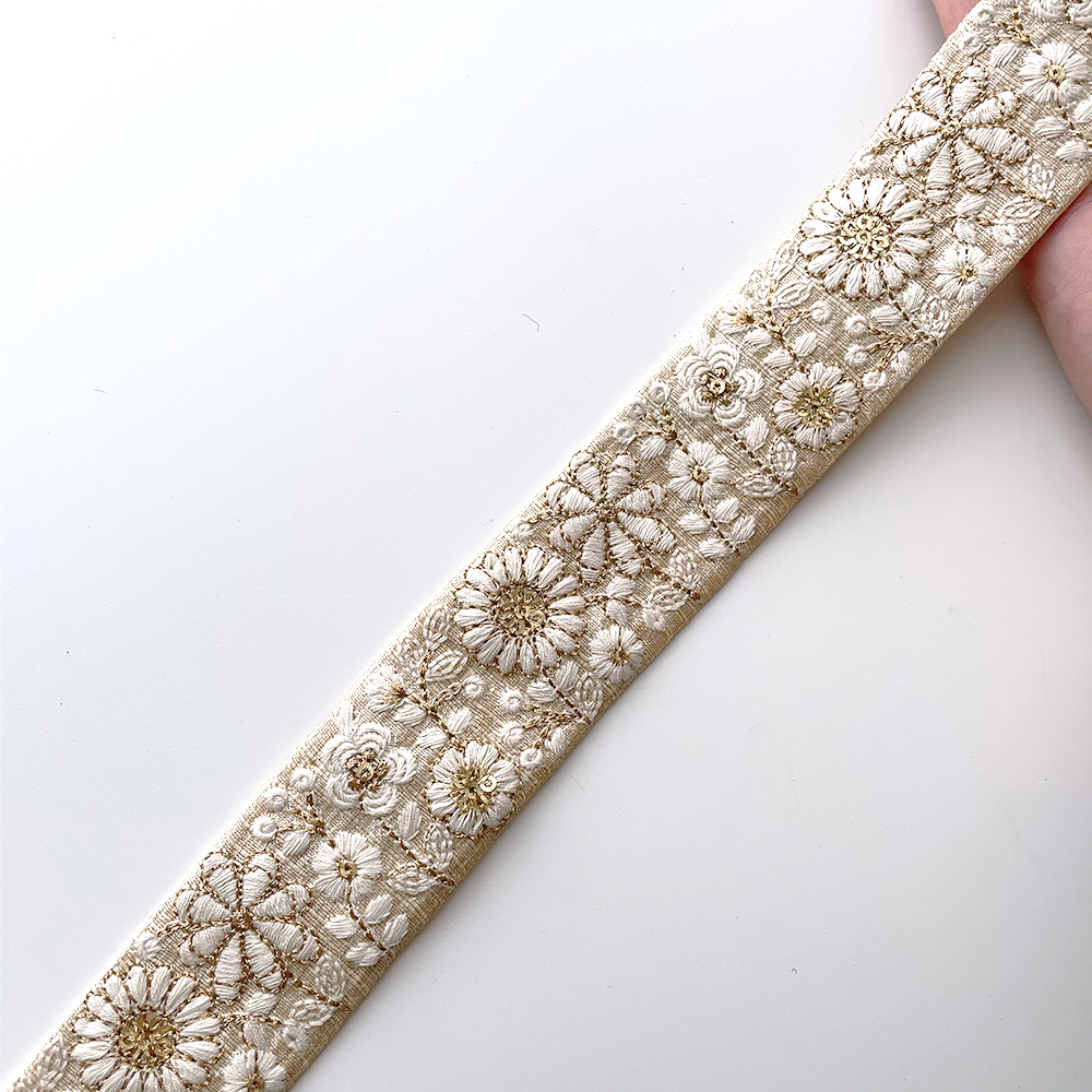 984 【 幅：3.5cm 】 インド刺繍リボン　クリーム　布地　ホワイト　ゴールド