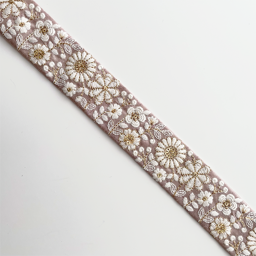 985 【 幅：3.5cm 】 インド刺繍リボン　くすみピンク　布地　ホワイト　ゴールド