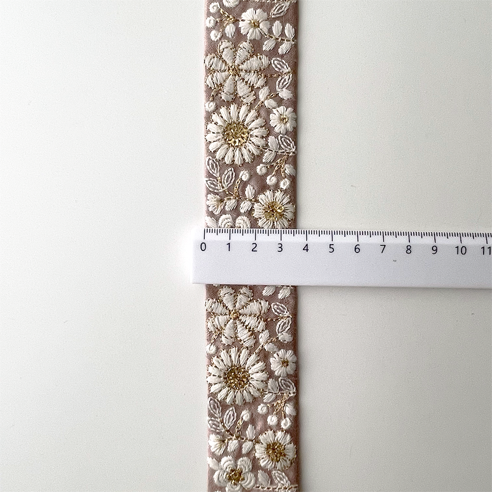 985 【 幅：3.5cm 】 インド刺繍リボン　くすみピンク　布地　ホワイト　ゴールド