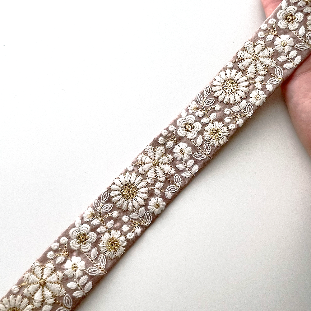 985 【 幅：3.5cm 】 インド刺繍リボン　くすみピンク　布地　ホワイト　ゴールド