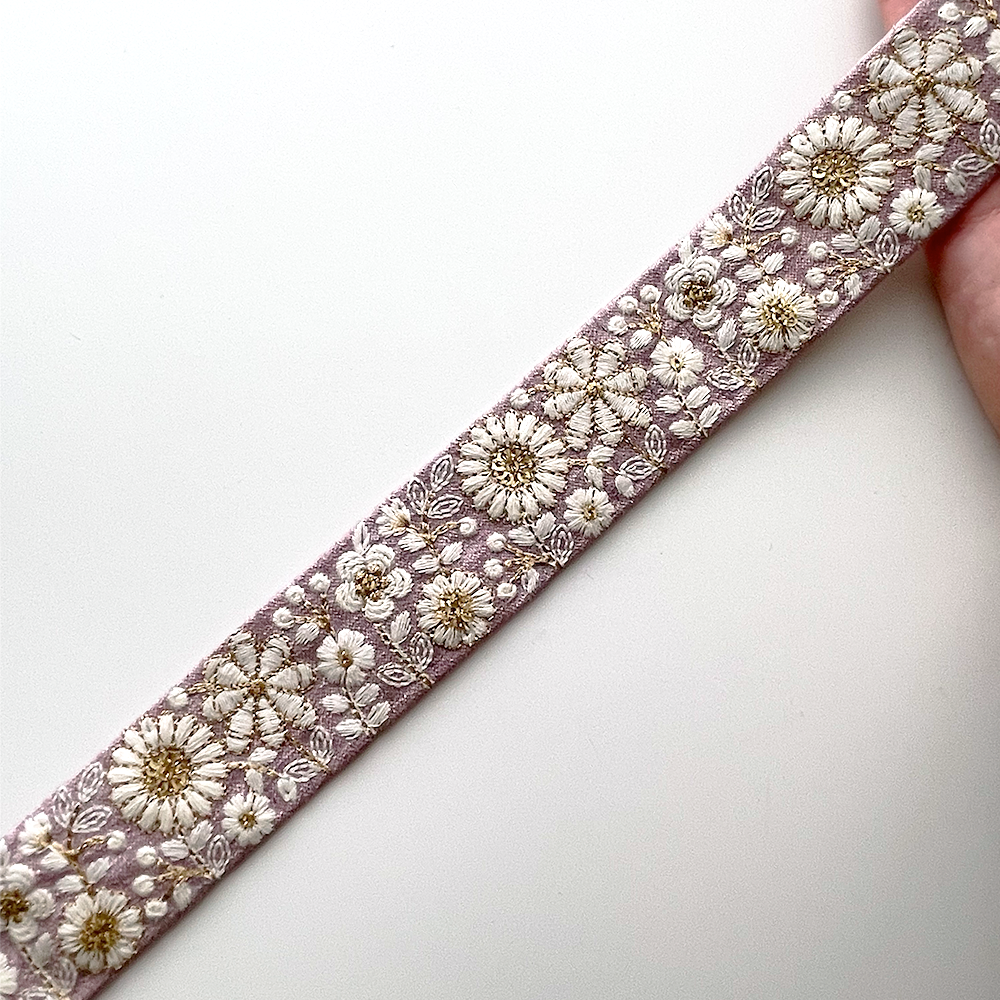 986 【 幅：3.5cm 】 インド刺繍リボン　ピンク　布地　ホワイト　ゴールド