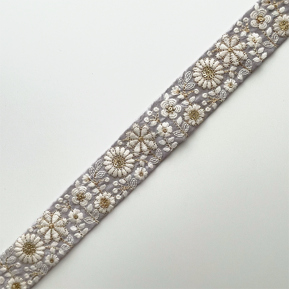 987 【 幅：3.5cm 】 インド刺繍リボン　薄紫　布地　ホワイト　ゴールド