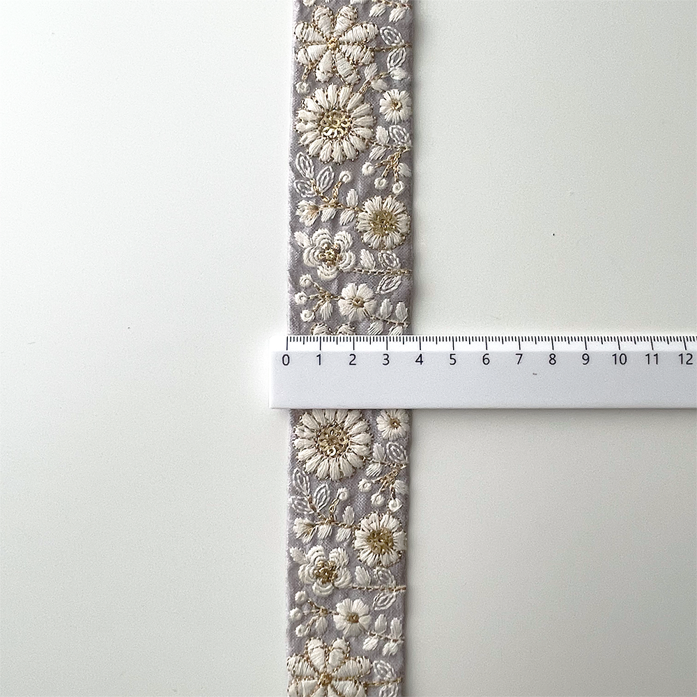 987 【 幅：3.5cm 】 インド刺繍リボン　薄紫　布地　ホワイト　ゴールド