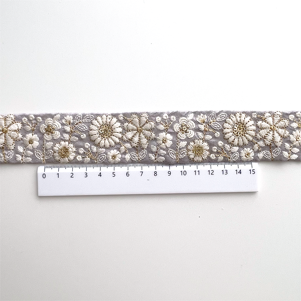987 【 幅：3.5cm 】 インド刺繍リボン　薄紫　布地　ホワイト　ゴールド