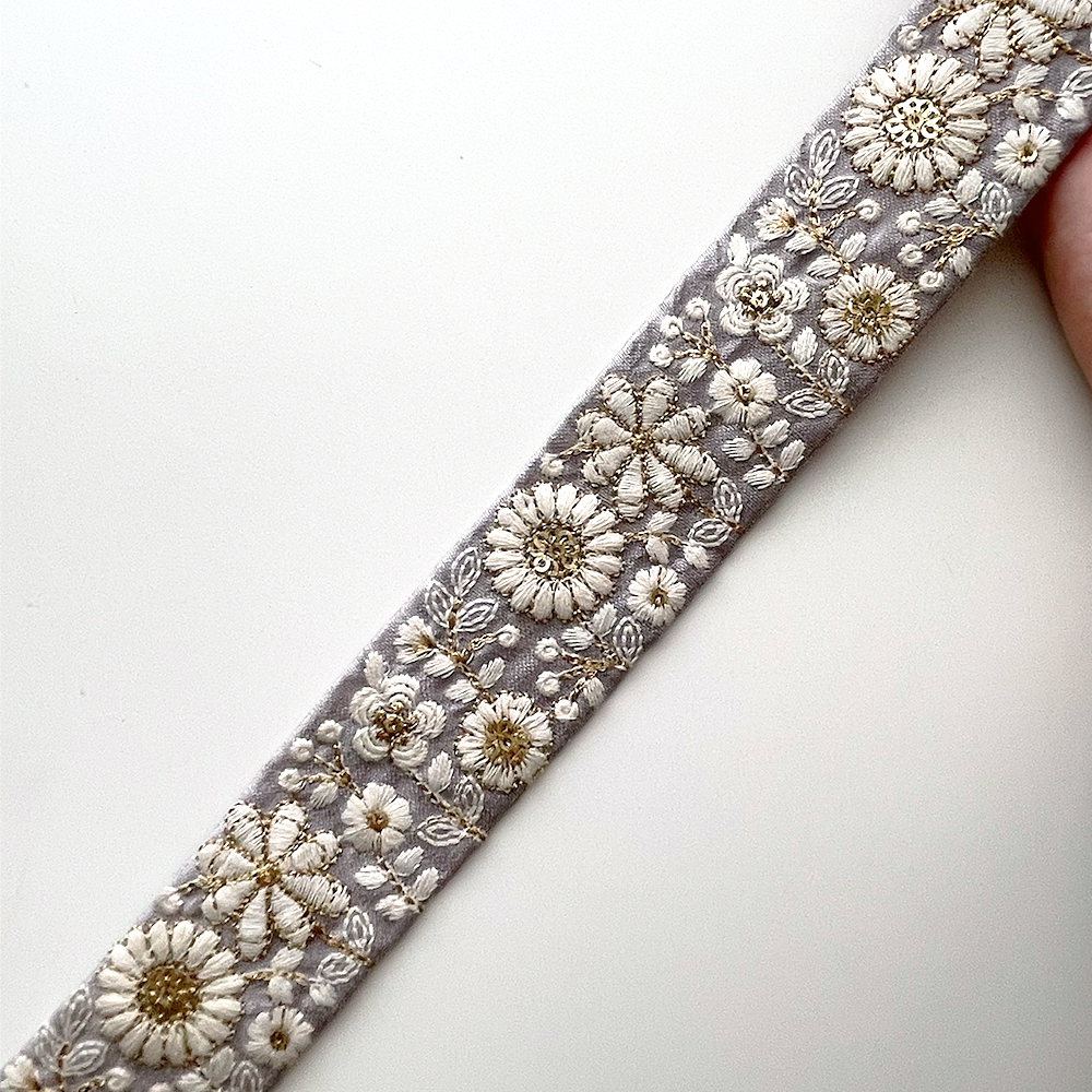 987 【 幅：3.5cm 】 インド刺繍リボン　薄紫　布地　ホワイト　ゴールド