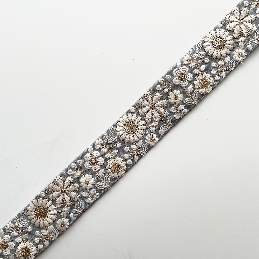 988 【 幅：3.5cm 】 インド刺繍リボン　水色　布地　ホワイト　ゴールド