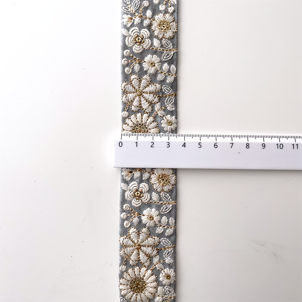 988 【 幅：3.5cm 】 インド刺繍リボン　水色　布地　ホワイト　ゴールド