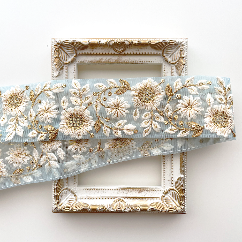 999 【 幅：5.5cm 】 インド刺繍リボン　水色　チュール　ホワイト　ゴールド