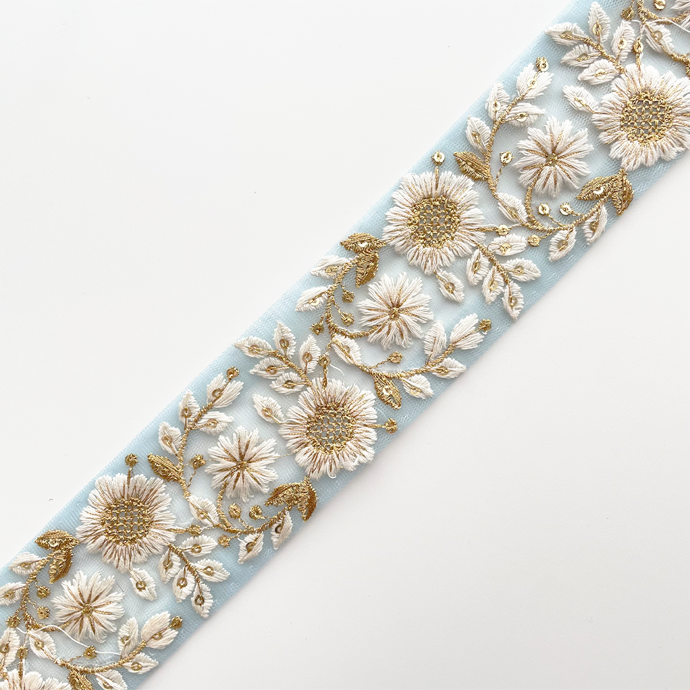 999 【 幅：5.5cm 】 インド刺繍リボン　水色　チュール　ホワイト　ゴールド