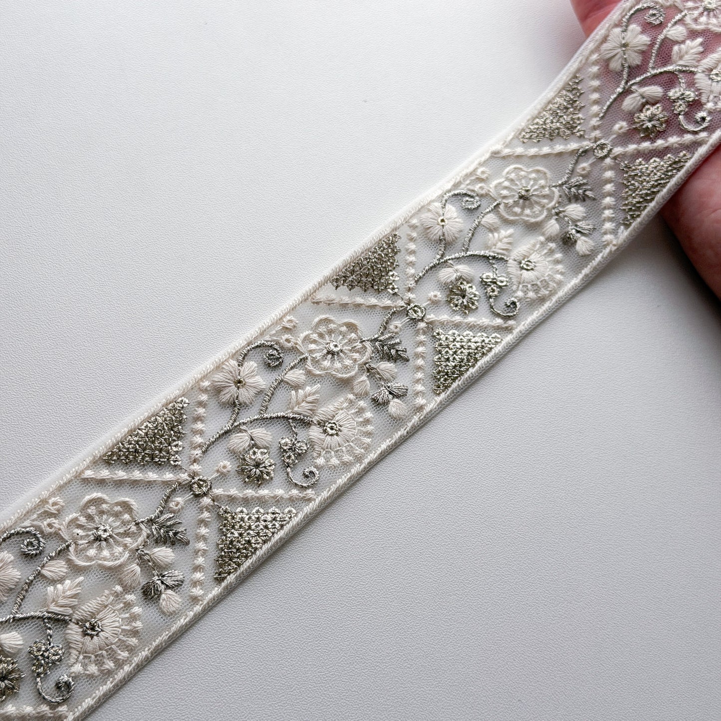 S395 インド刺繍リボン 4.5cm幅 チュール