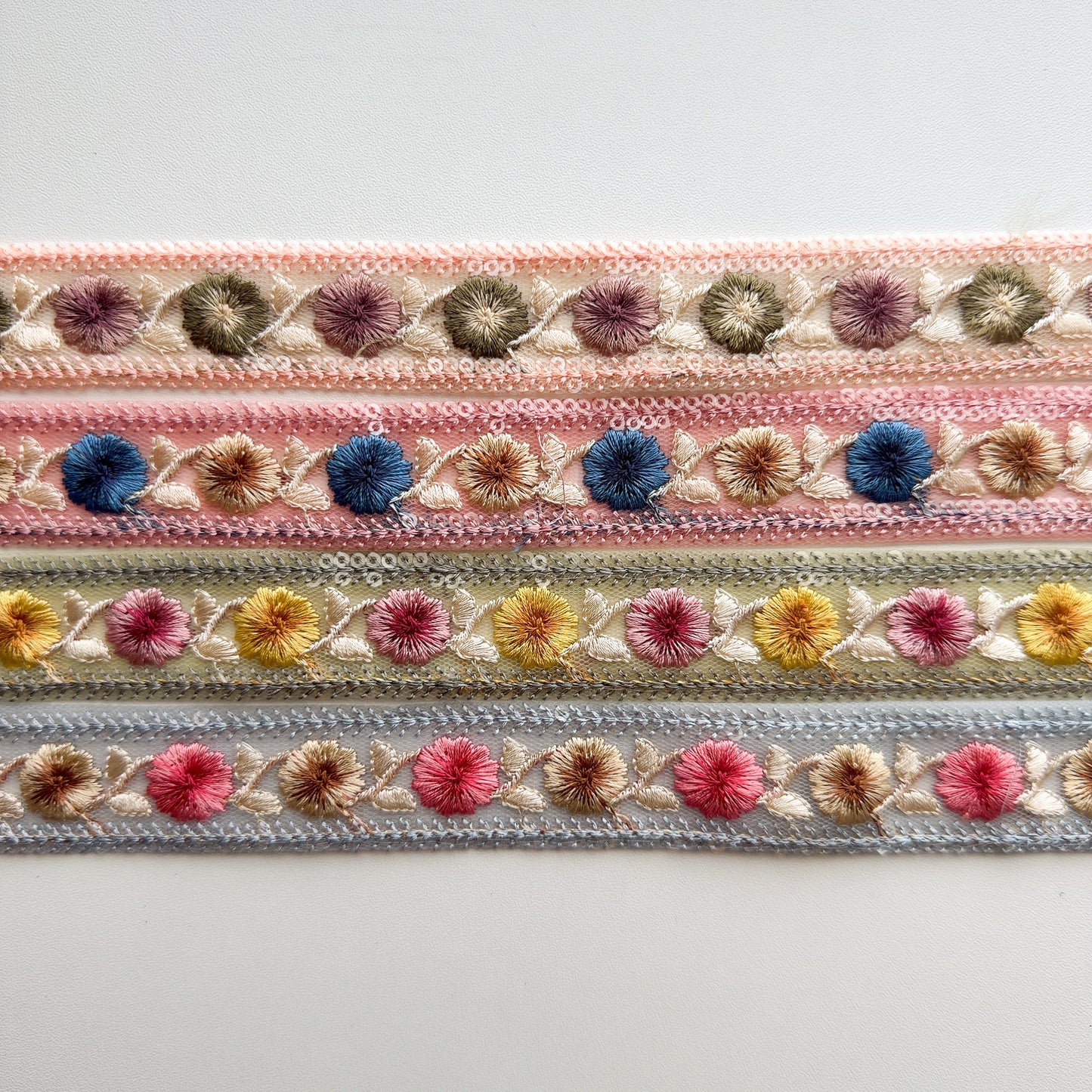 S288 インド刺繍リボン 2.5cm幅 チュール ポンポンフラワー