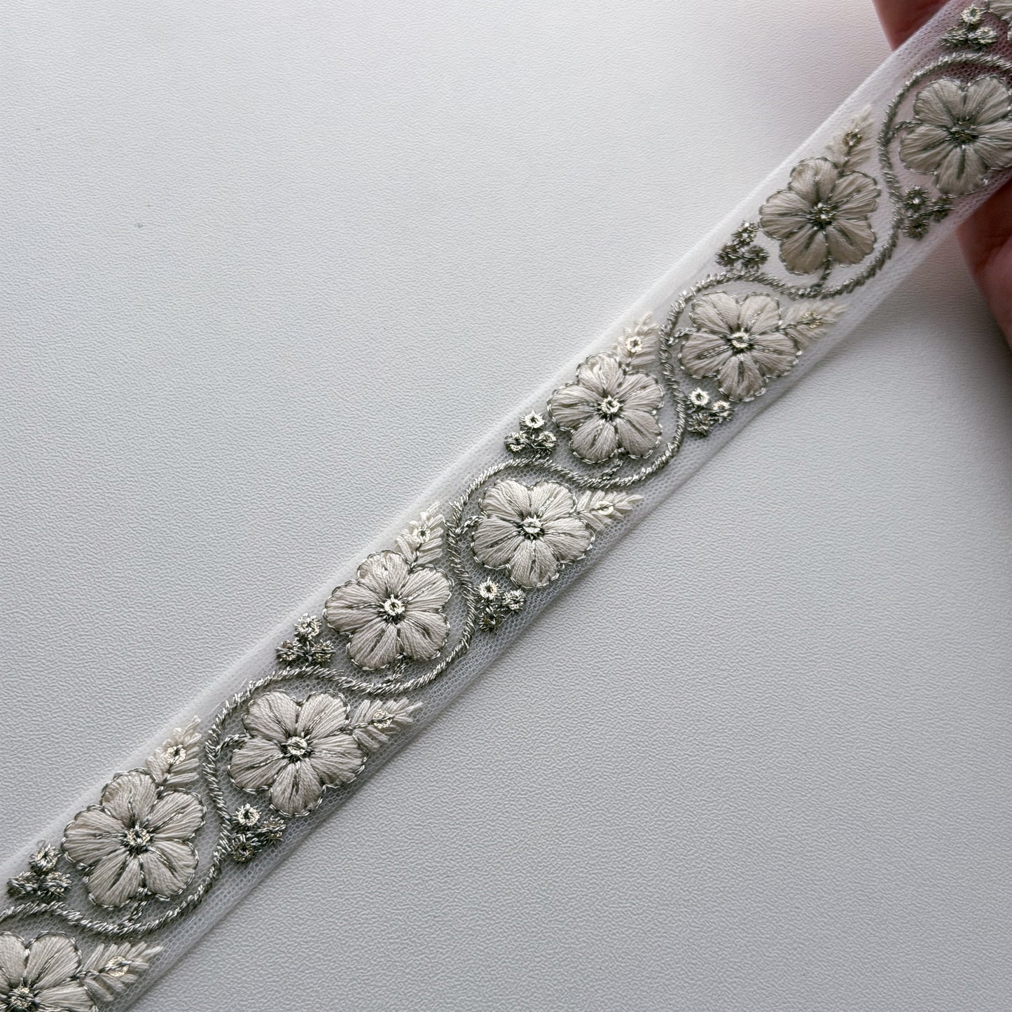 S391 インド刺繍リボン 2.5cm幅 チュール