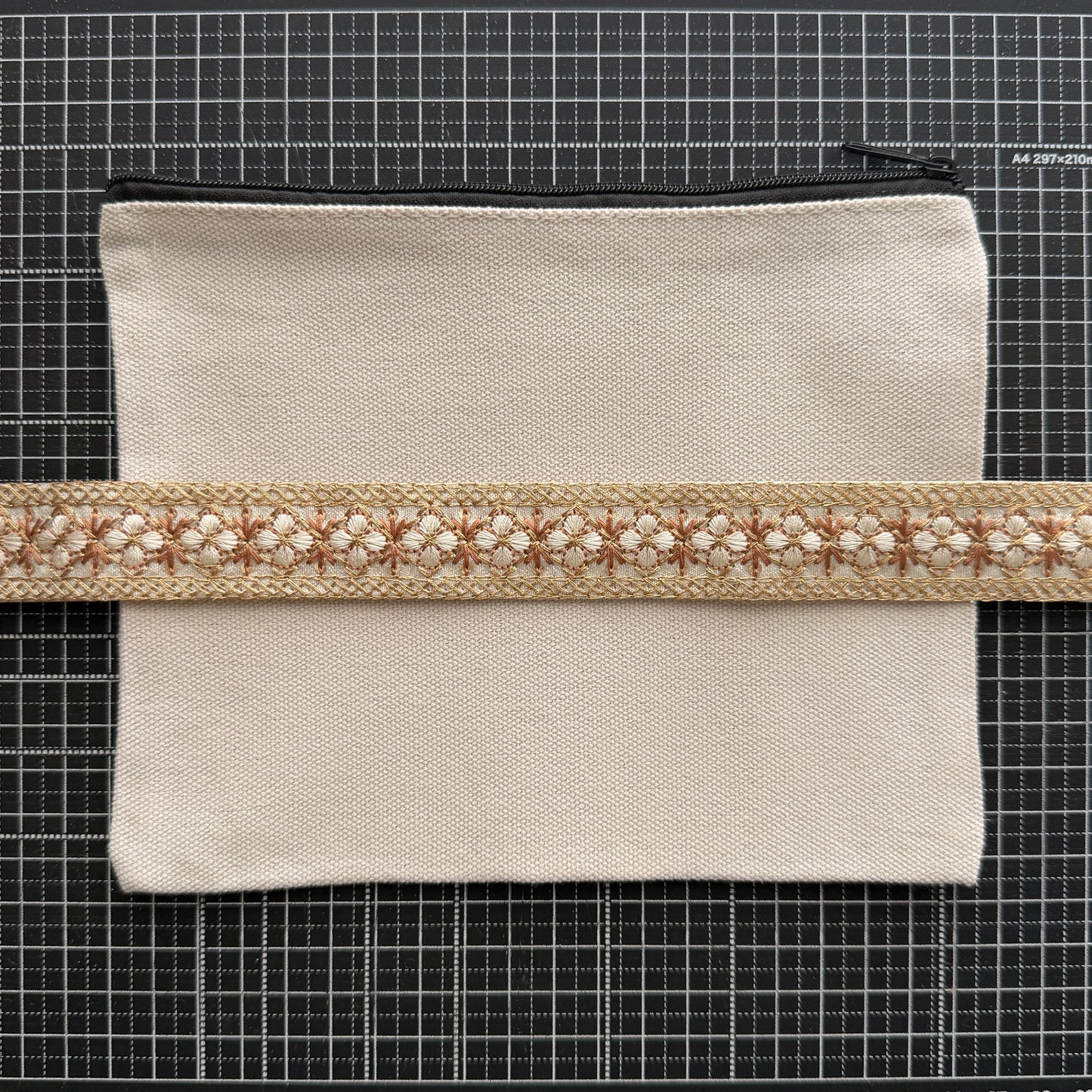 S349 インド刺繍リボン 2.5cm幅 布地 小花柄