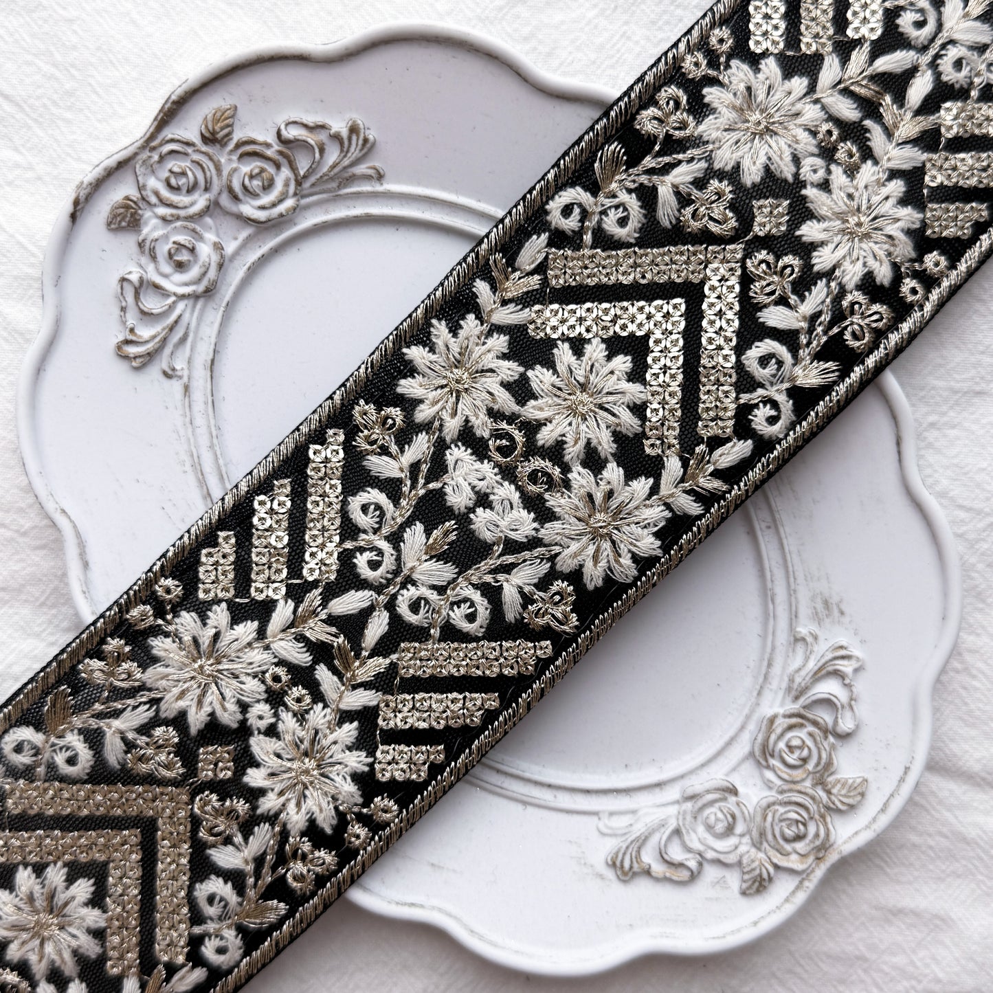S402 インド刺繍リボン 6cm幅 チュール