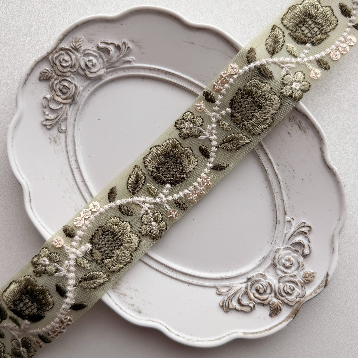 S379 インド刺繍リボン 3.5cm幅 チュール アンティークローズ