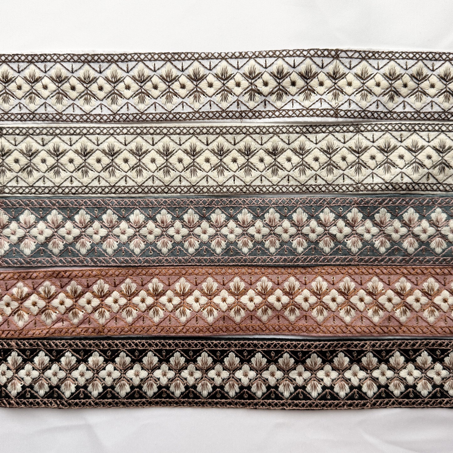 S413 インド刺繍リボン 4.5cm幅 布地