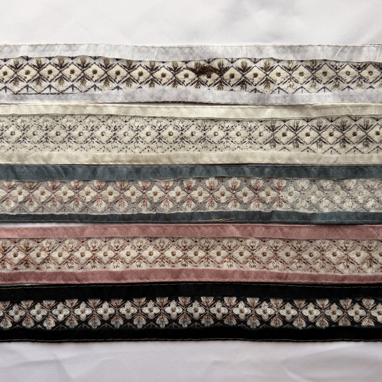 S413 インド刺繍リボン 4.5cm幅 布地
