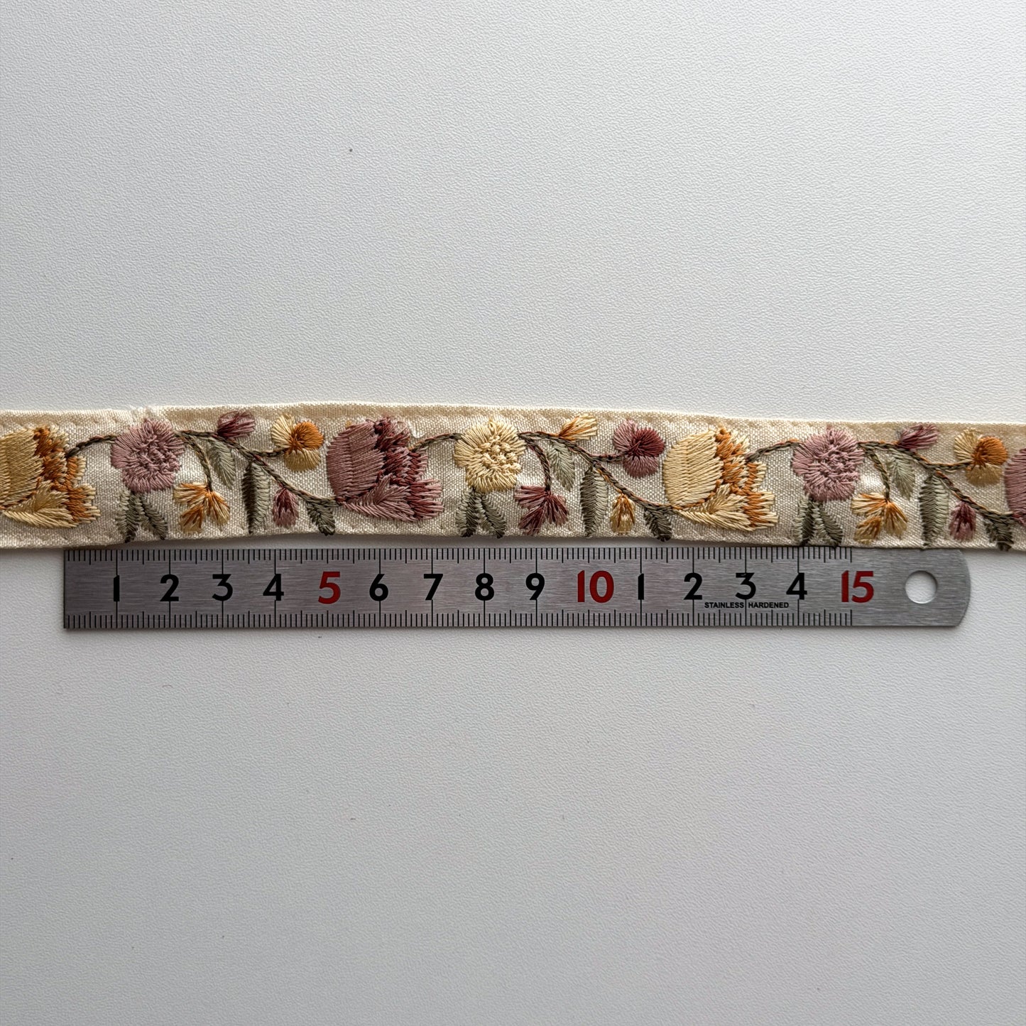 S367 インド刺繍リボン 2.5cm幅 布地 チューリップ