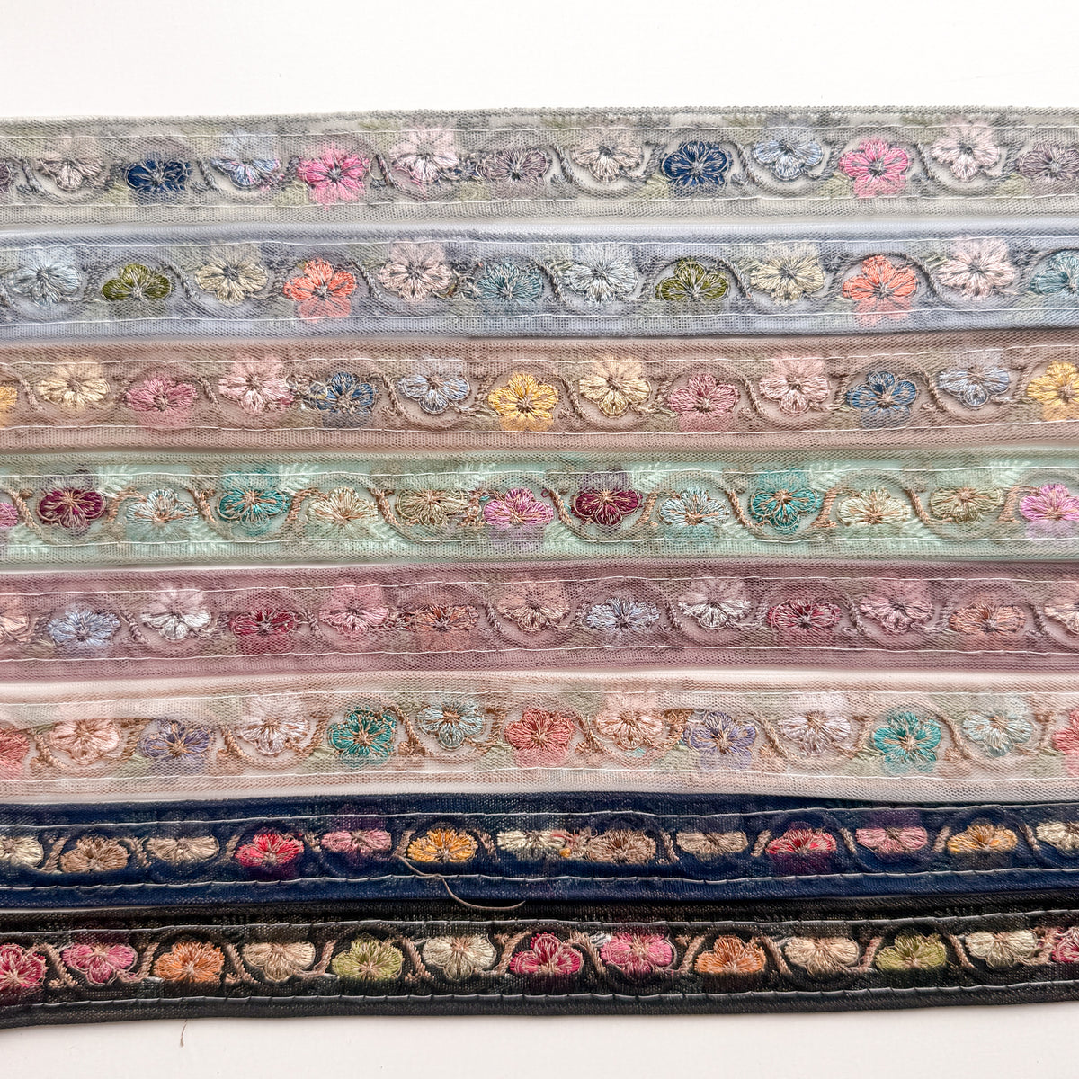 S419 インド刺繍リボン 2.5cm幅 チュール