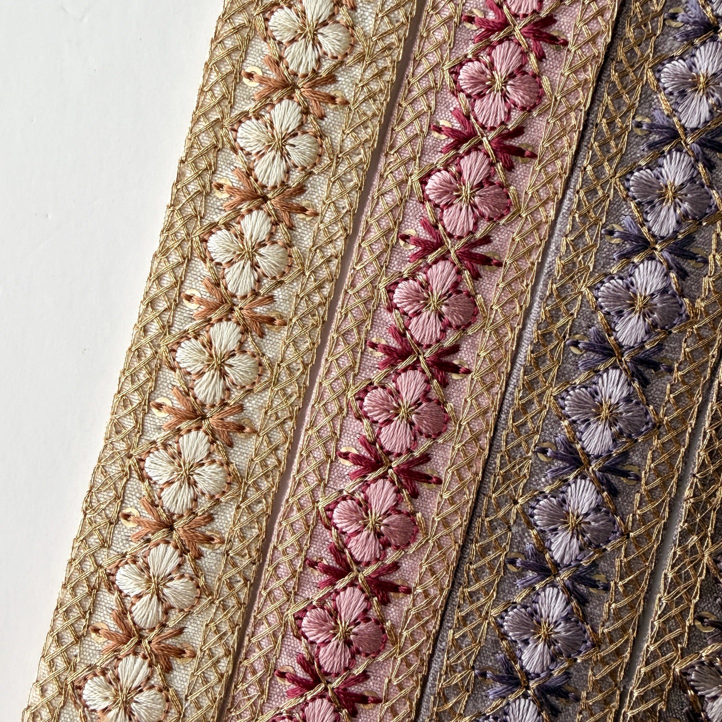 S349 インド刺繍リボン 2.5cm幅 布地 小花柄