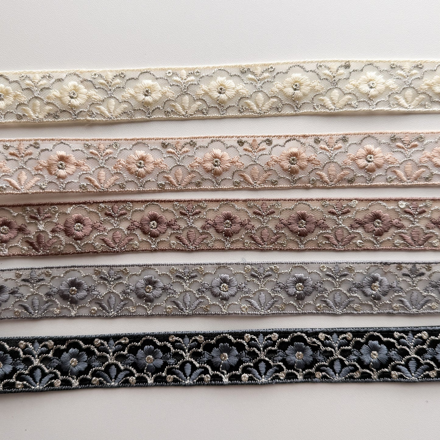 S378 インド刺繍リボン 2.5cm幅 チュール フレームフラワー