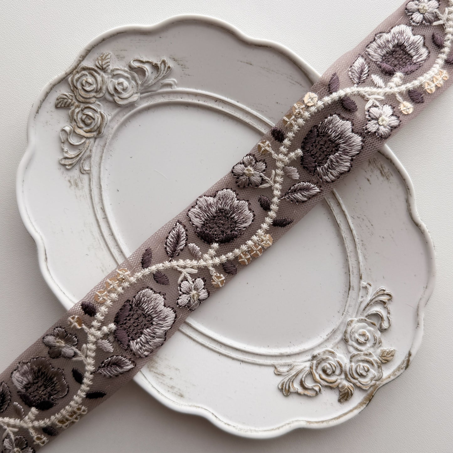 S379 インド刺繍リボン 3.5cm幅 チュール アンティークローズ